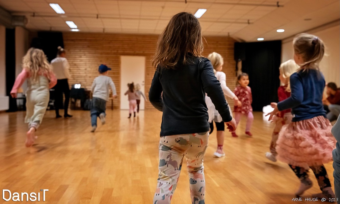 Rabalderdans med livemusikk - søndag 22.03.26 (2-6 år)