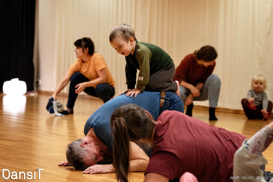 Tumledans på DansiT - lørdag 22.11.25 (2-6 år)