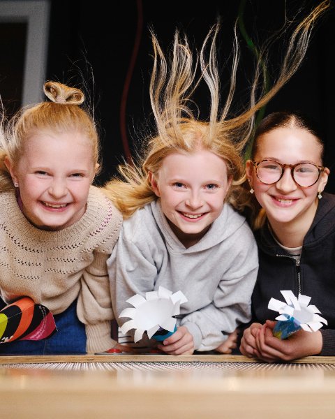 Smilende jenter får luft i fjeset