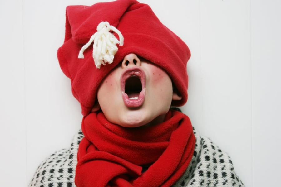 An image of 1 child in a nisselue