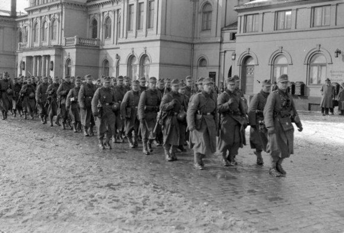 Tyske soldater foran jernbanestasjonen i Trondheim 9. april 1940