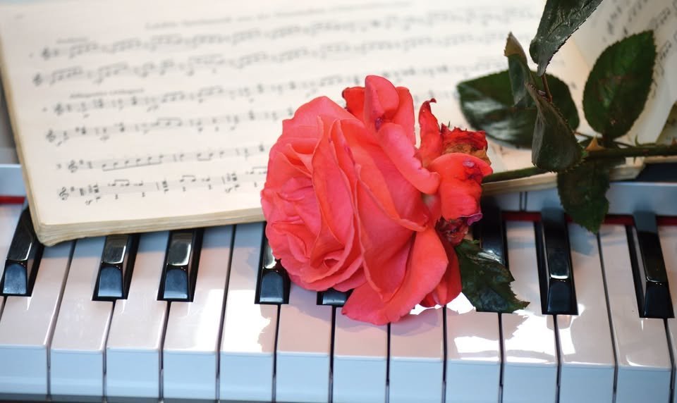 An image of piano and flower