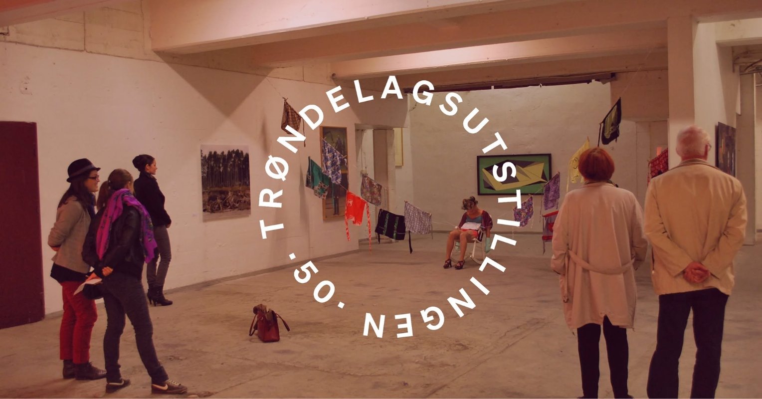 Arkivfoto fra Trøndelagsutstillingen 2010. Publikum ser på en performativ installasjon i et stort utstillingsrom. Trøndelagsutstillingens 50-årslogo ligger over bildet.
