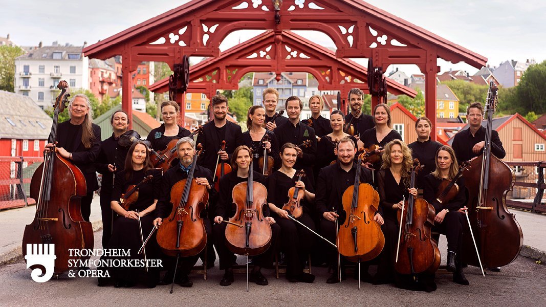 En gruppe musikere kledd i sort med Lykkens portal i bakgrunnen.