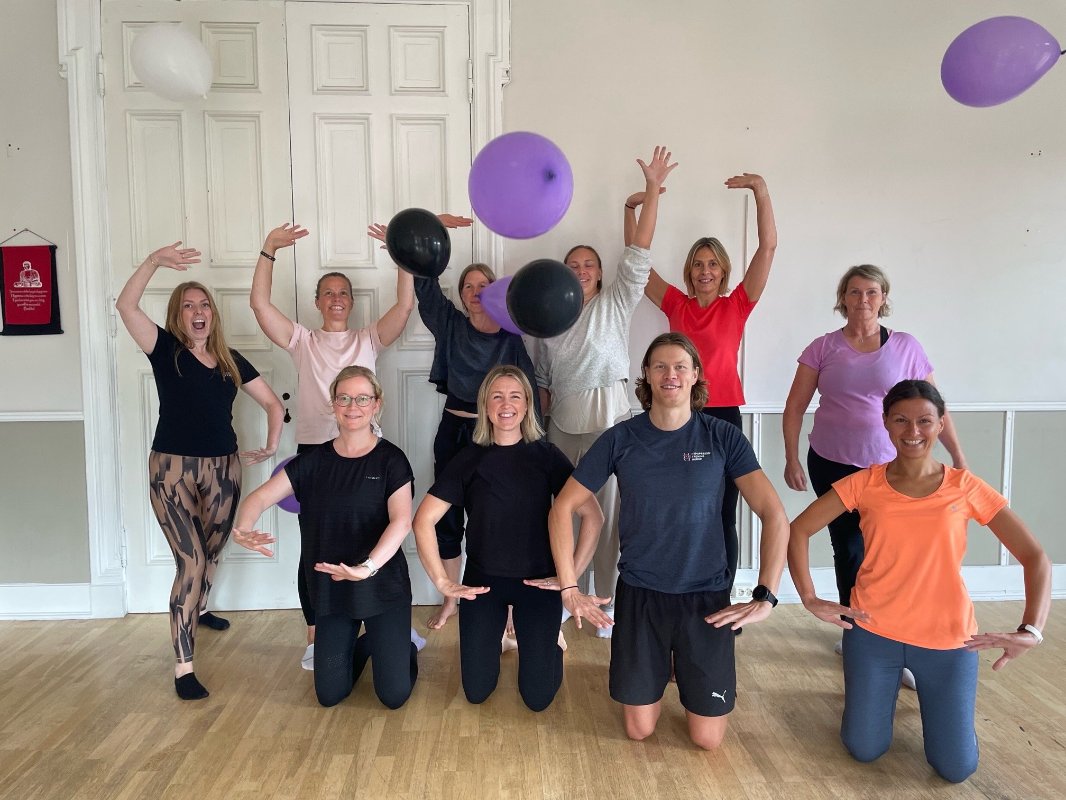 Bilde av folk som gjør hypopressiv trening