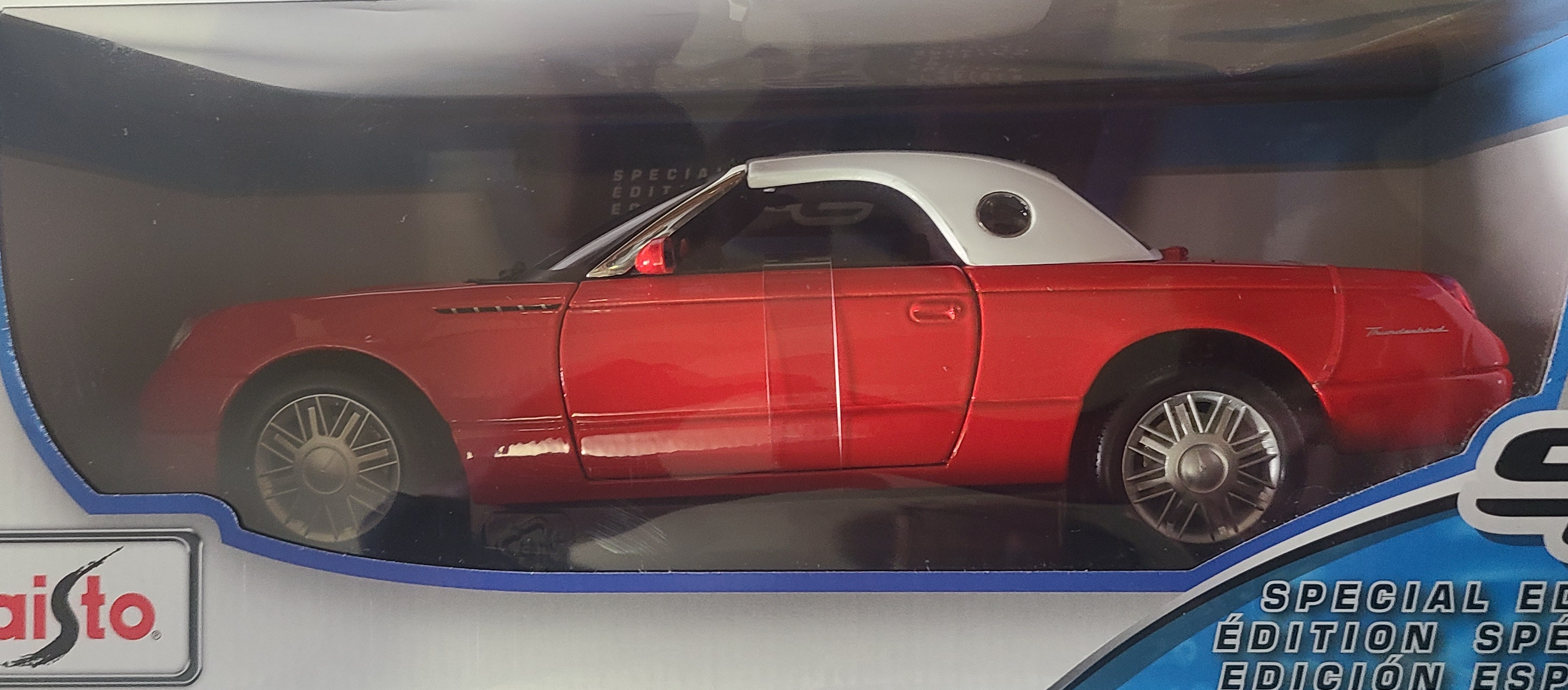 Maisto Special Edition Ford Thunderbird thumbnail 1