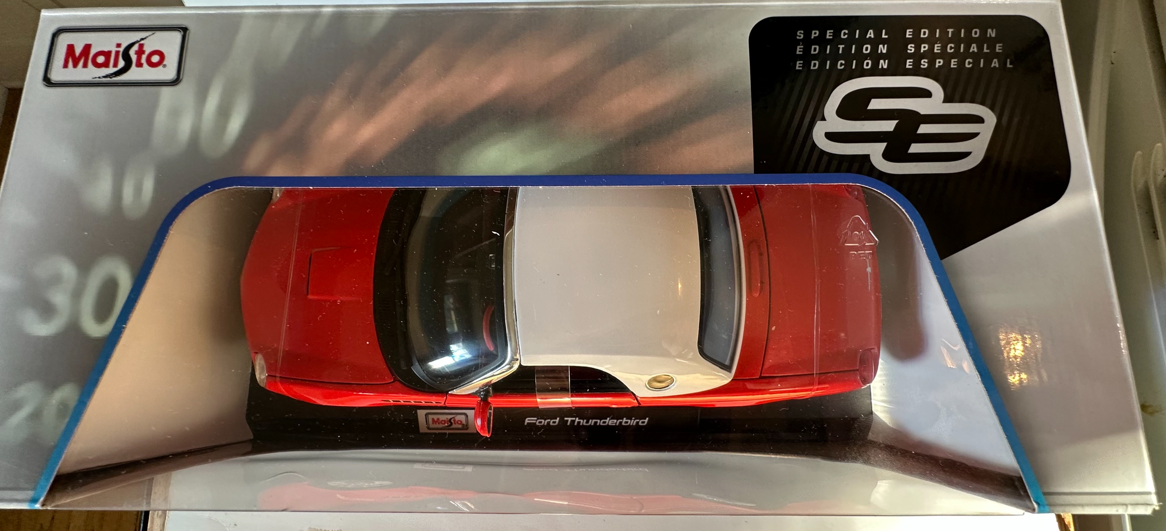 Maisto Special Edition Ford Thunderbird thumbnail 2