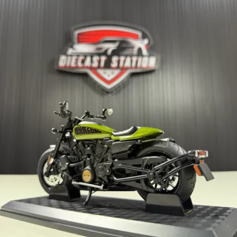 Harley Sportster S 1:12 Scale Diecast Model Motorcycle — view 3