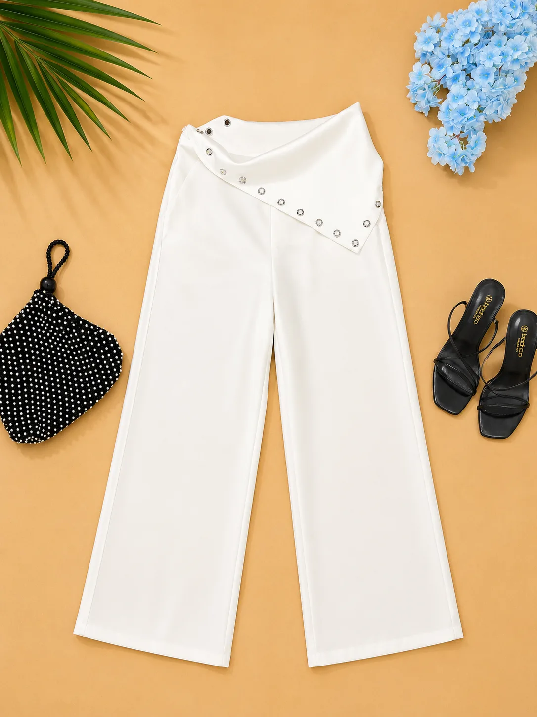 Pantalon palazzo blanc à détails cloutés
