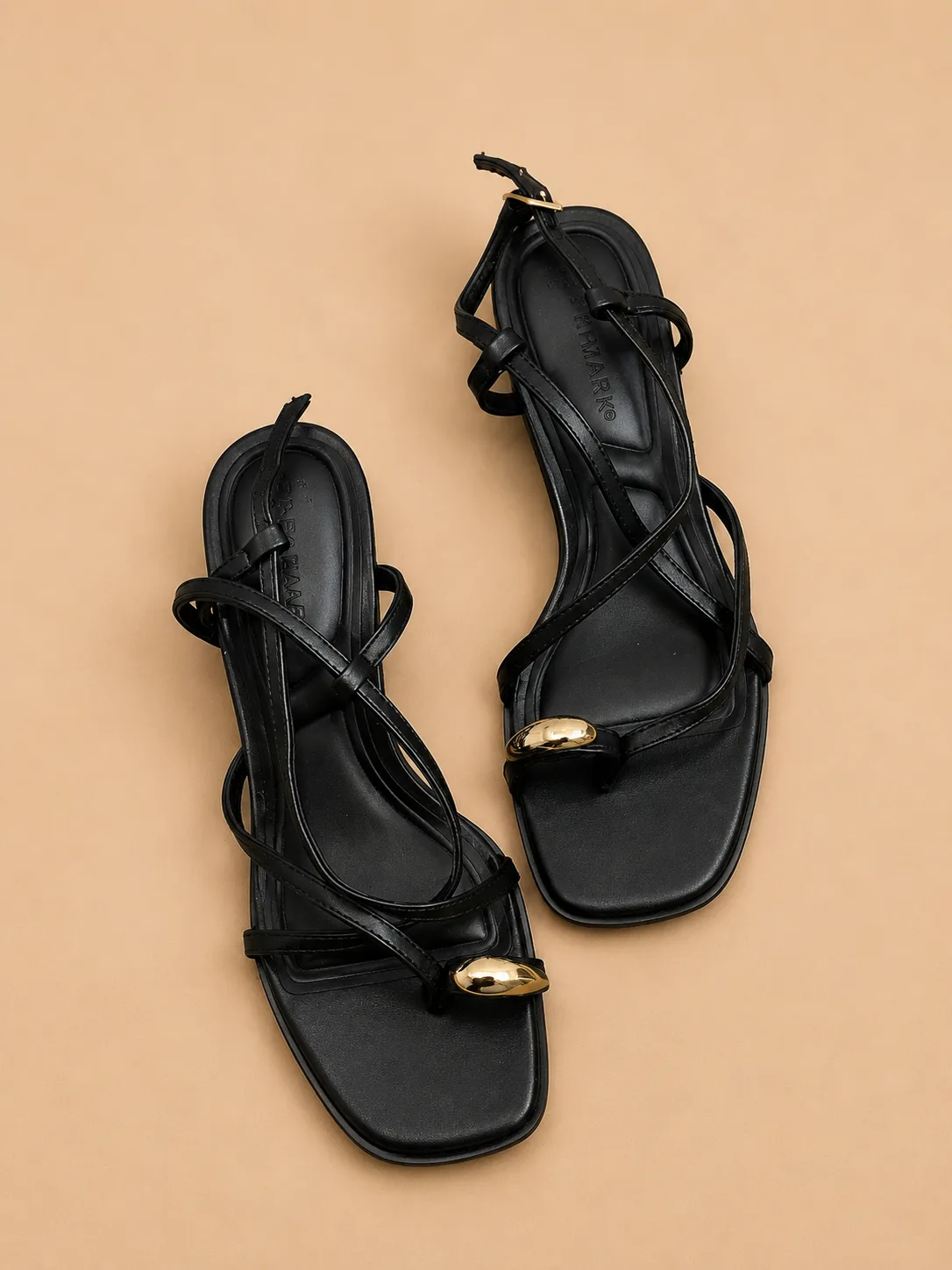 Sandales Plates Noires à Brides Fines et Détail Doré