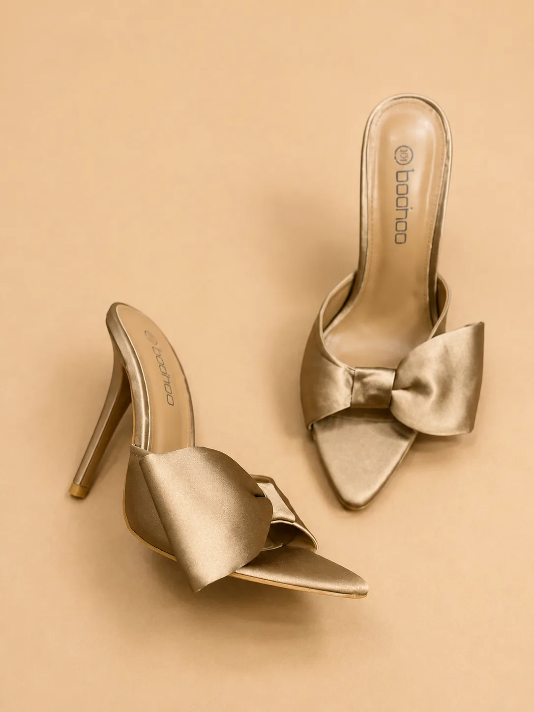 Mules à talons satinées avec nœud oversize