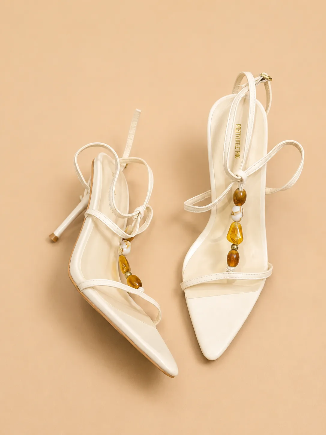 Escarpins blancs à talons avec détails perlés