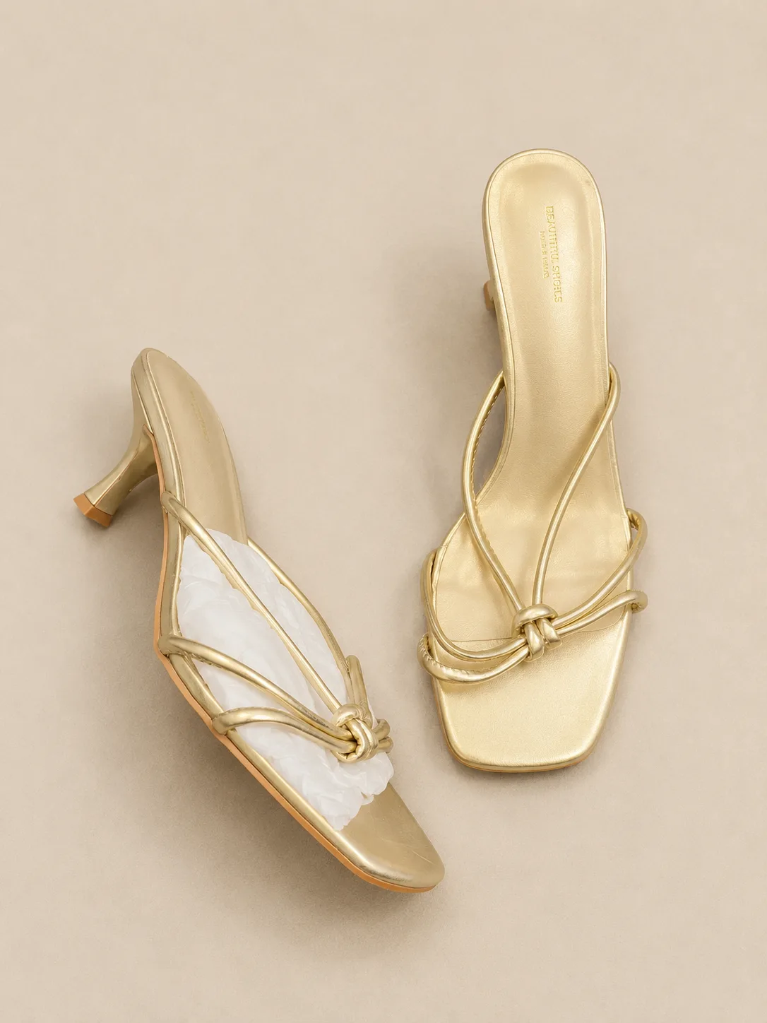 Sandales dorées à brides croisées