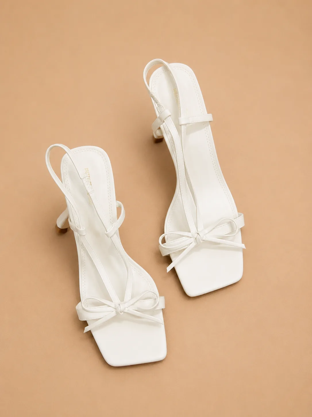 Sandales Blanches à Nœud Élégant