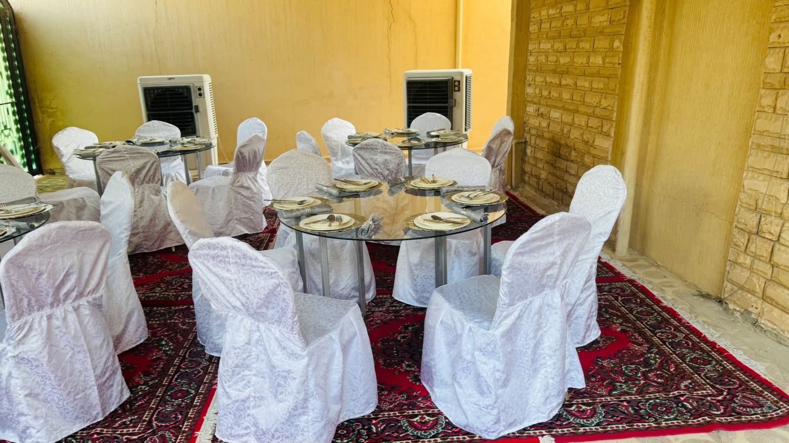 طاولات ضيافة دائرية فاخرة للمناسبات والولائم