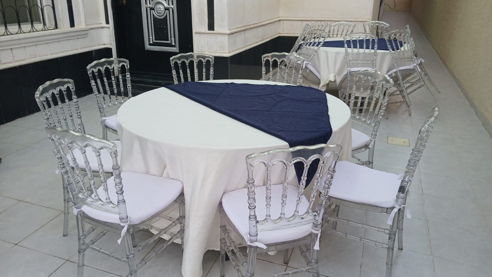 طاولات دائرية فاخرة مع كراسي شيافاري شفافة