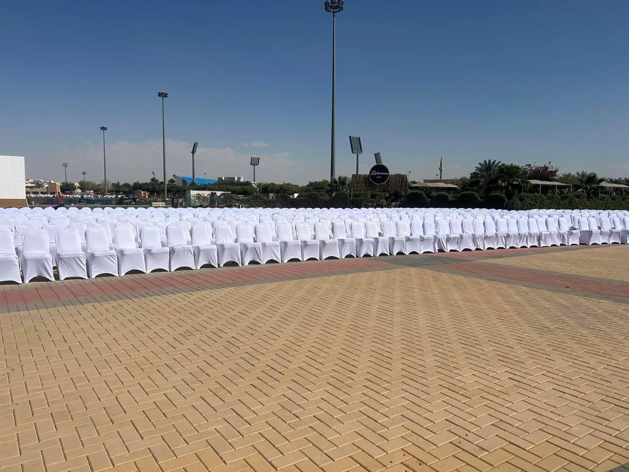 كراسي مناسبات خارجية بغطاء أبيض