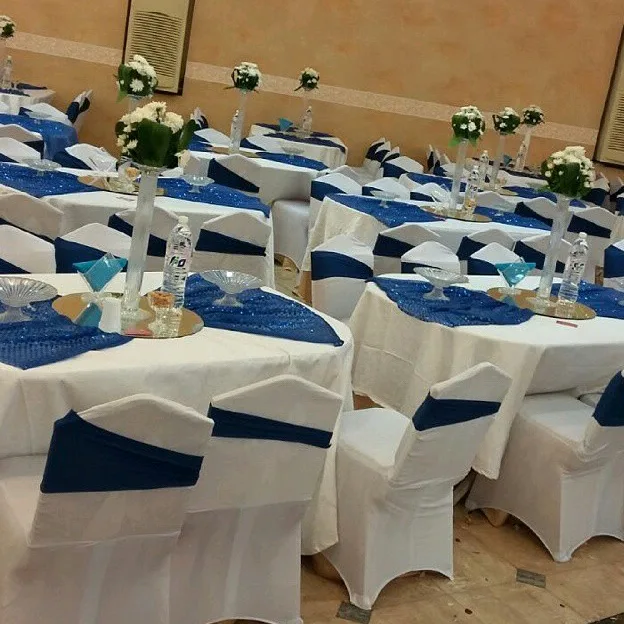طاولة مع كراسي