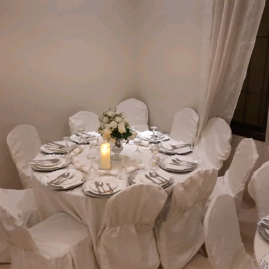 طاولة مع كراسي
