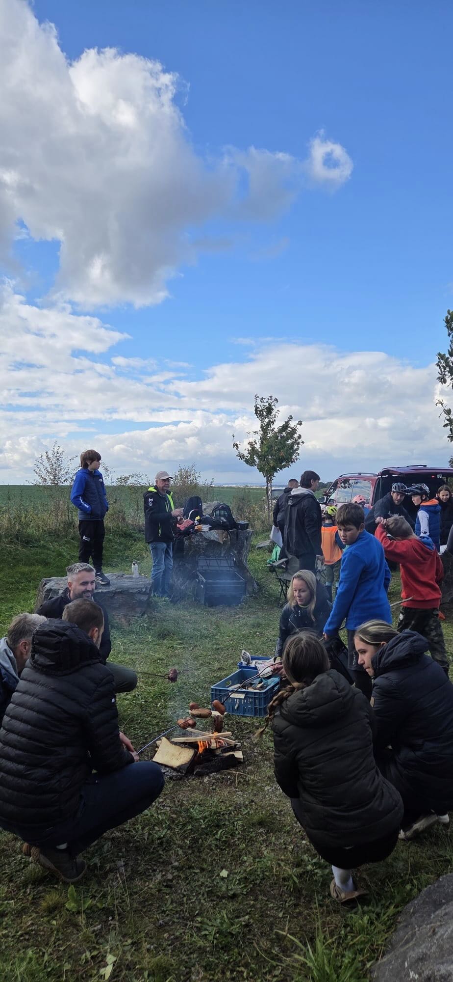 Klubové závody v dešti s 25 jezdci na startovce