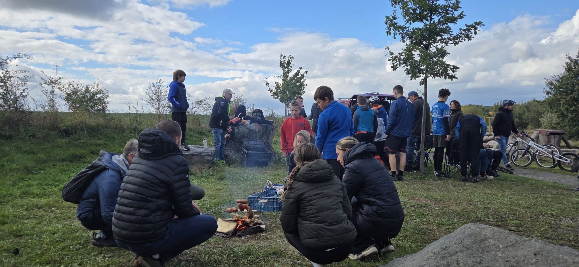 Klubové závody v dešti s 25 jezdci na startovce