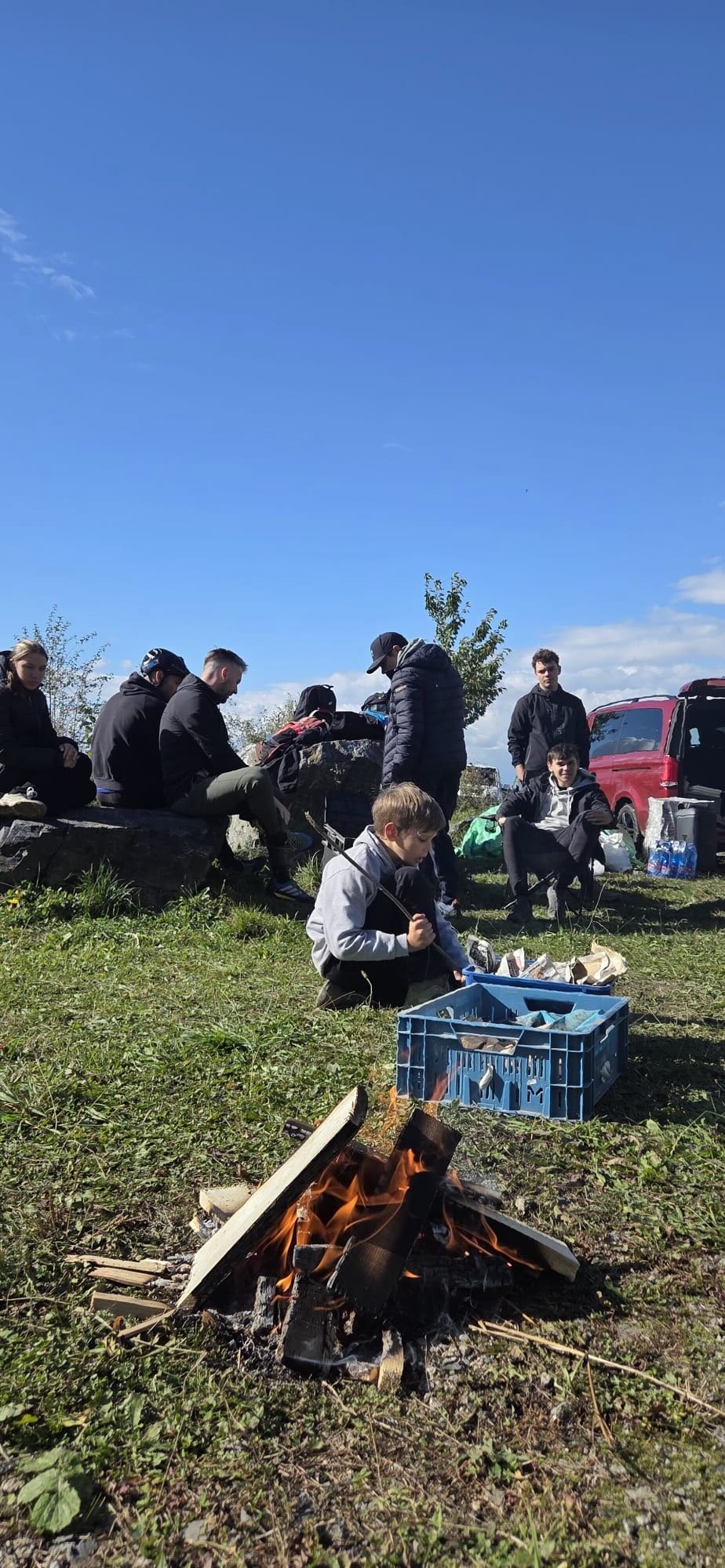 Klubové závody v dešti s 25 jezdci na startovce