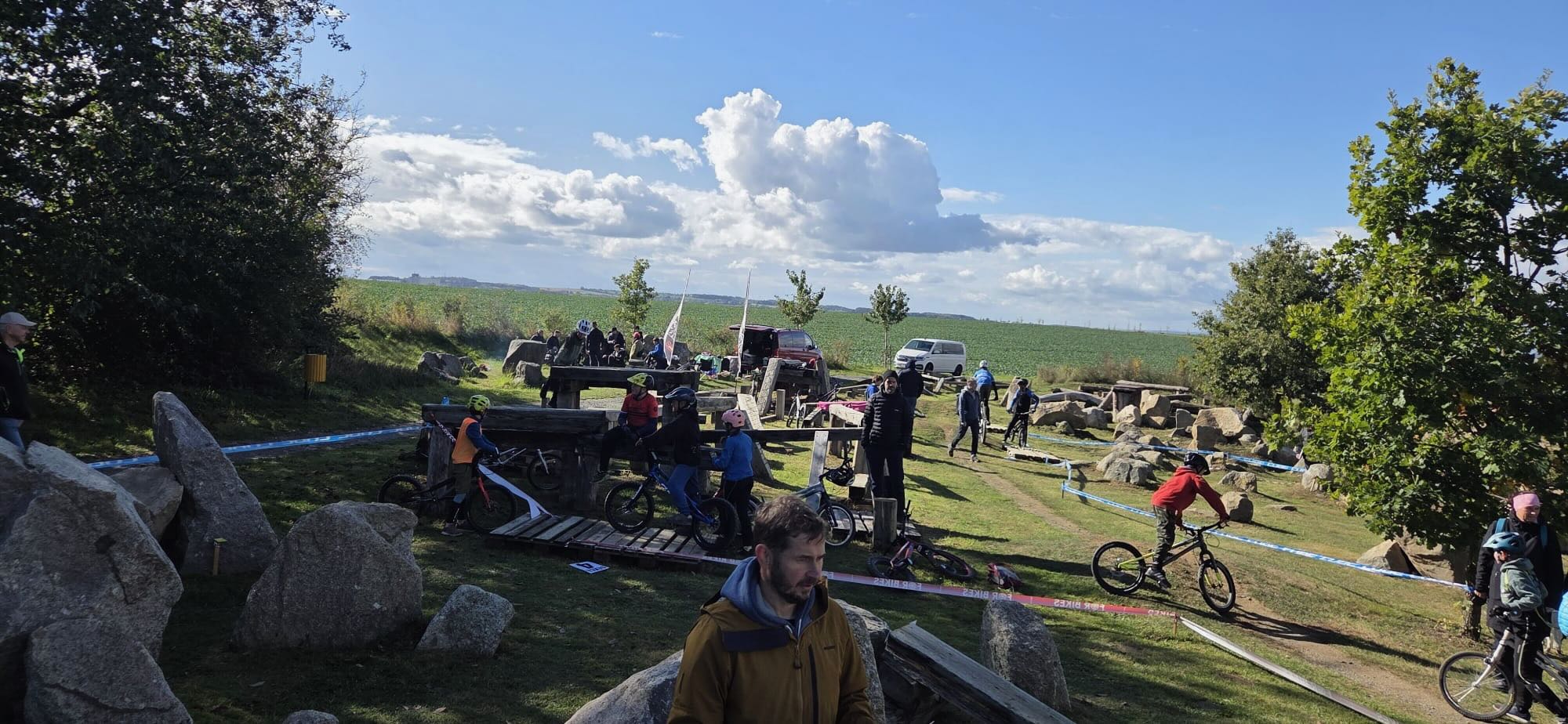 Klubové závody v dešti s 25 jezdci na startovce