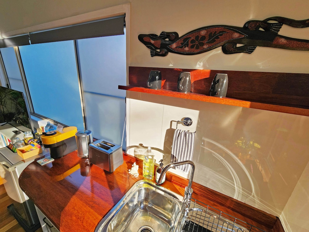 Kitchenette image 9