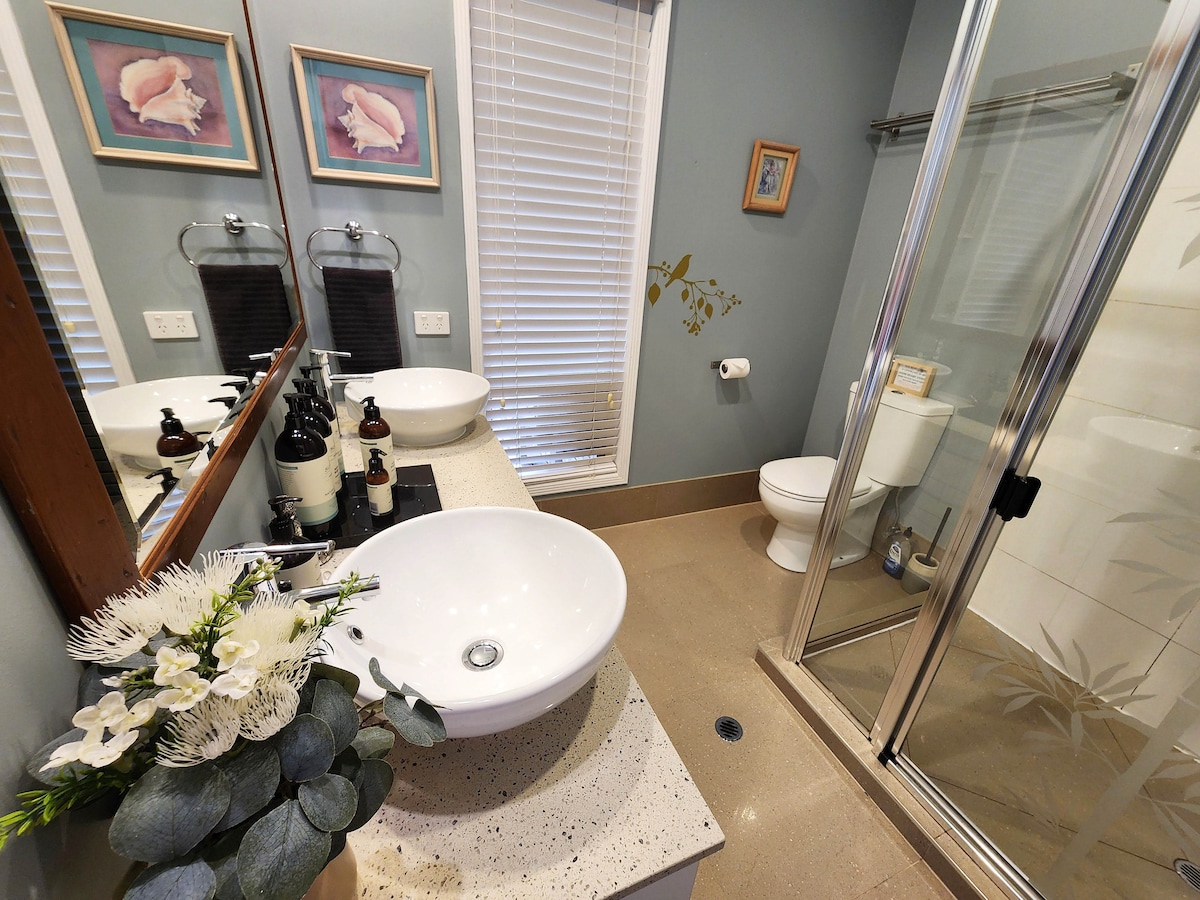 Full bathroom image 3