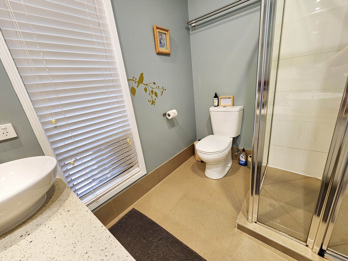 Full bathroom image 4