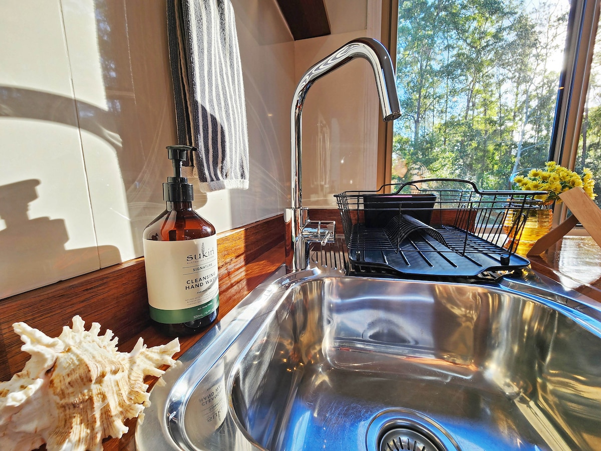 Kitchenette image 10