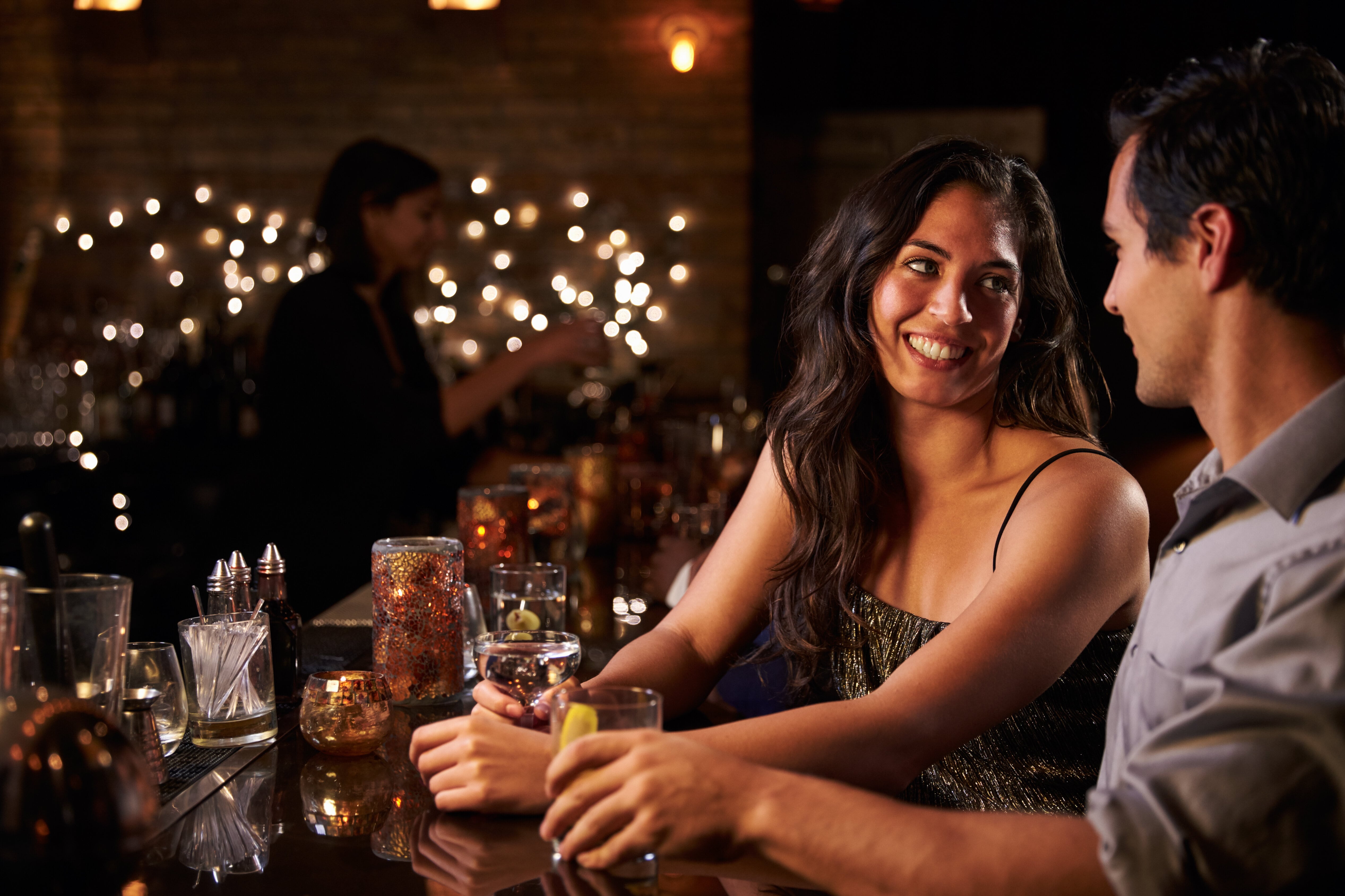 Dating dated. Мужчина и женщина в баре. Встреча в баре. Мужчина и женщина в пабе. Свидание в баре.