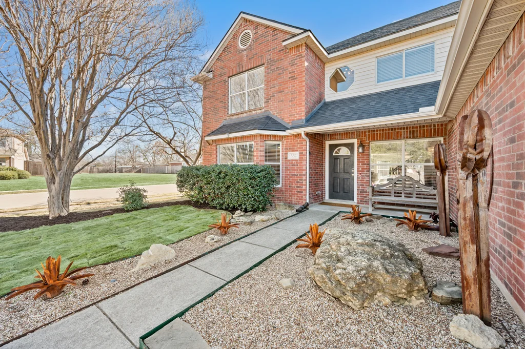 332 Cortland Cir-009