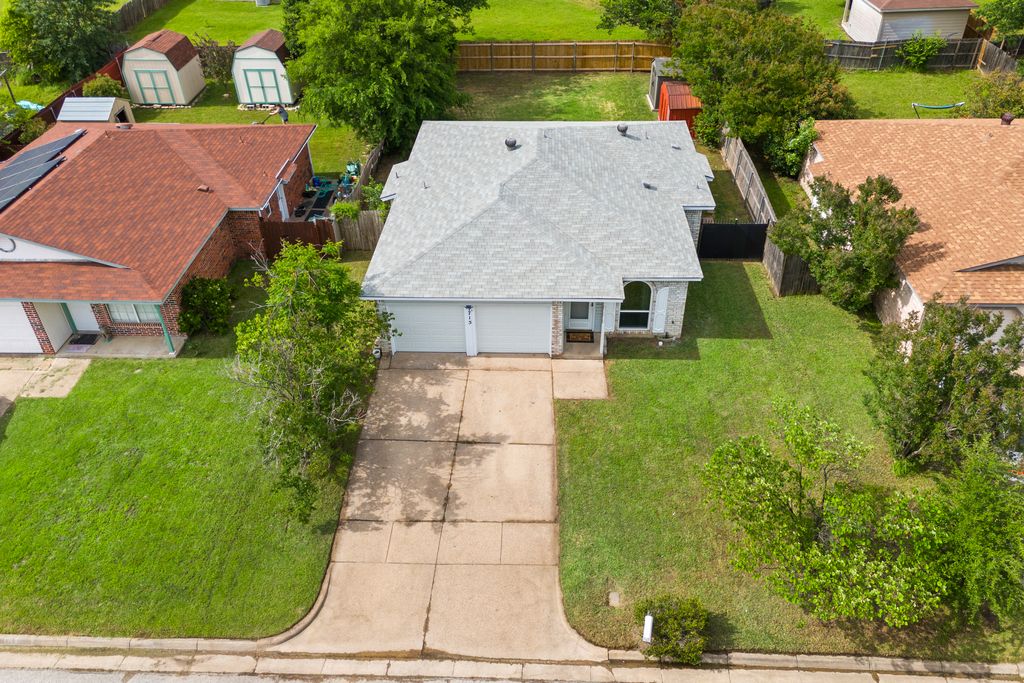 1715 Quinlan Ct-002