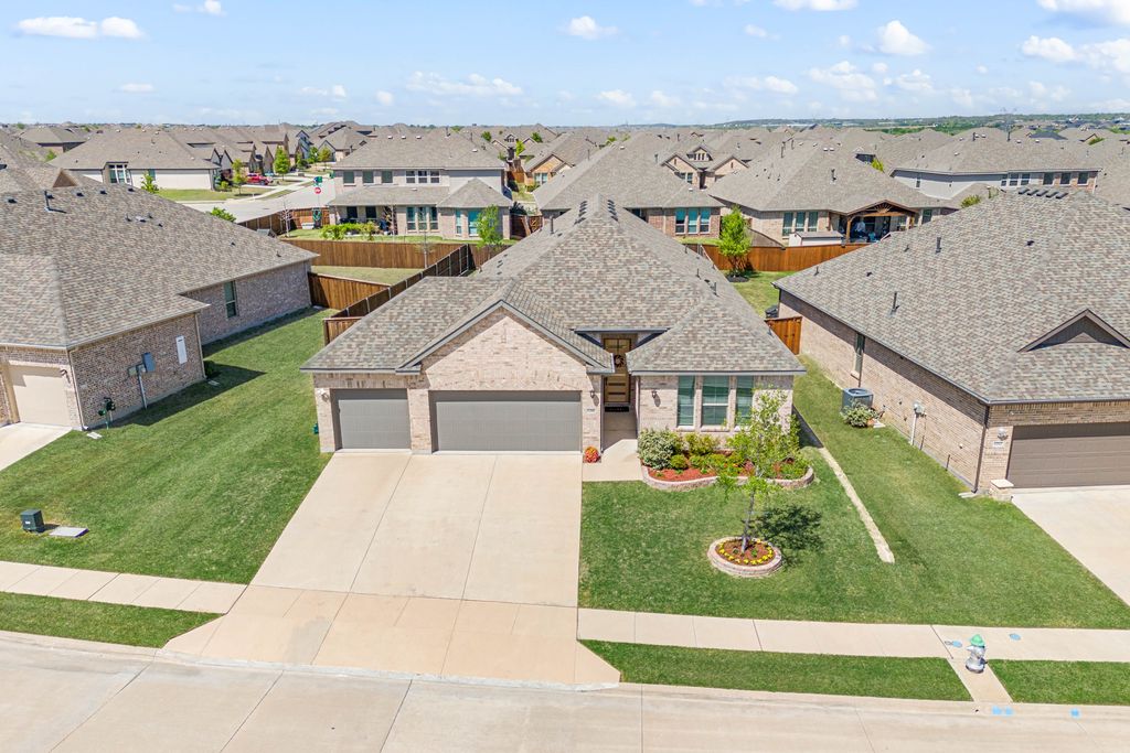 1218 Coralberry Dr-002