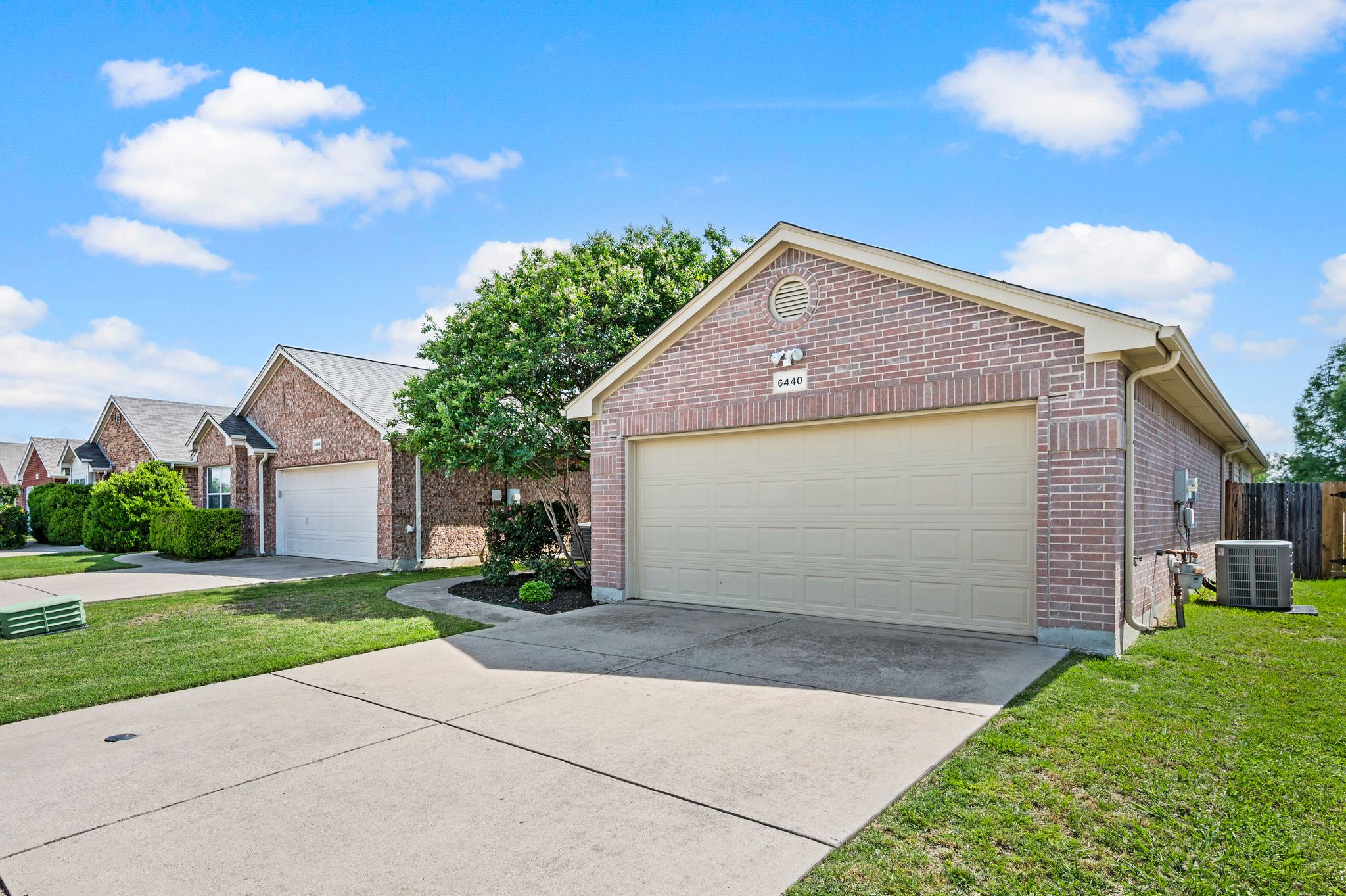 6440 Geneva Ln-002