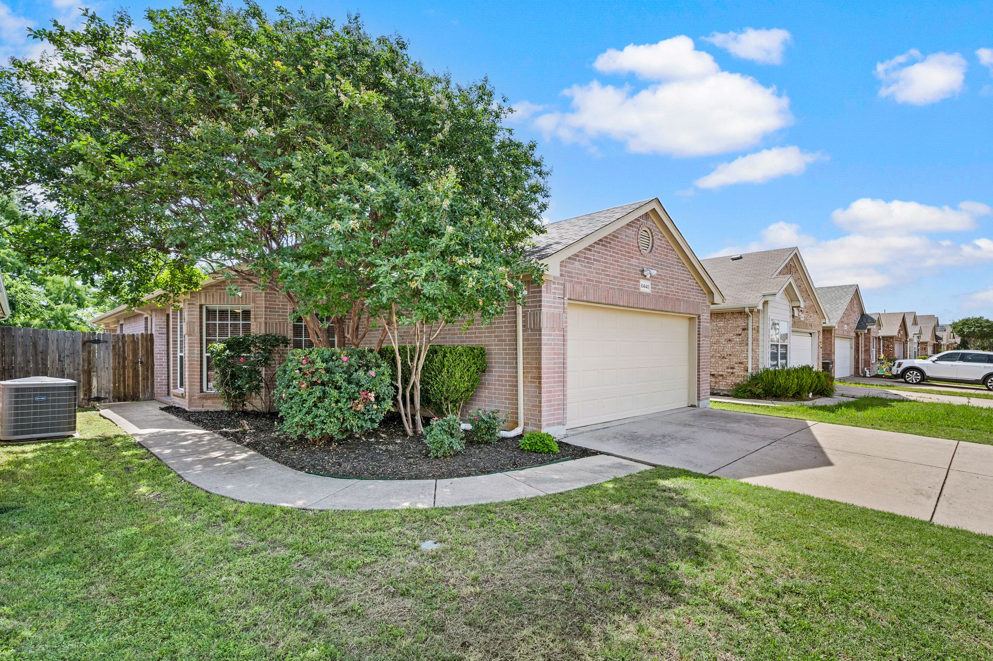 6440 Geneva Ln-004