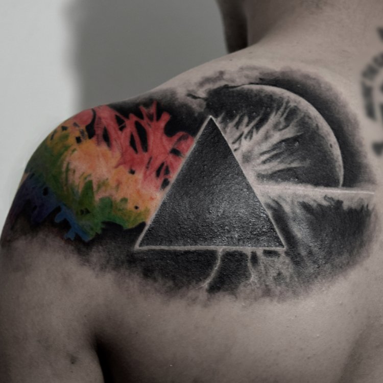 Tatuaje de Khuyay Tattoo