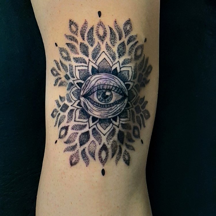 Tatuaje de LOTUS TATTOO