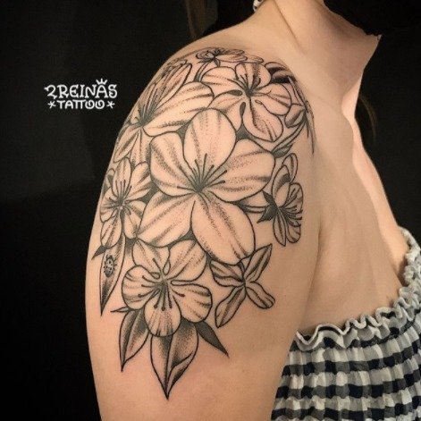 Tatuaje de Dos Reinas Tattoo