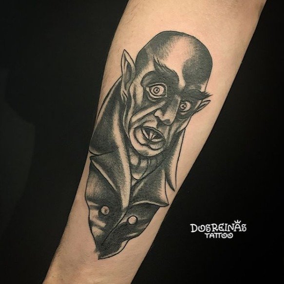 Tatuaje de Dos Reinas Tattoo