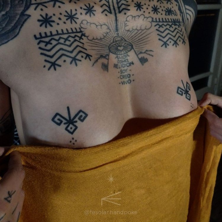 Tatuaje de Fede Solar Handpoke