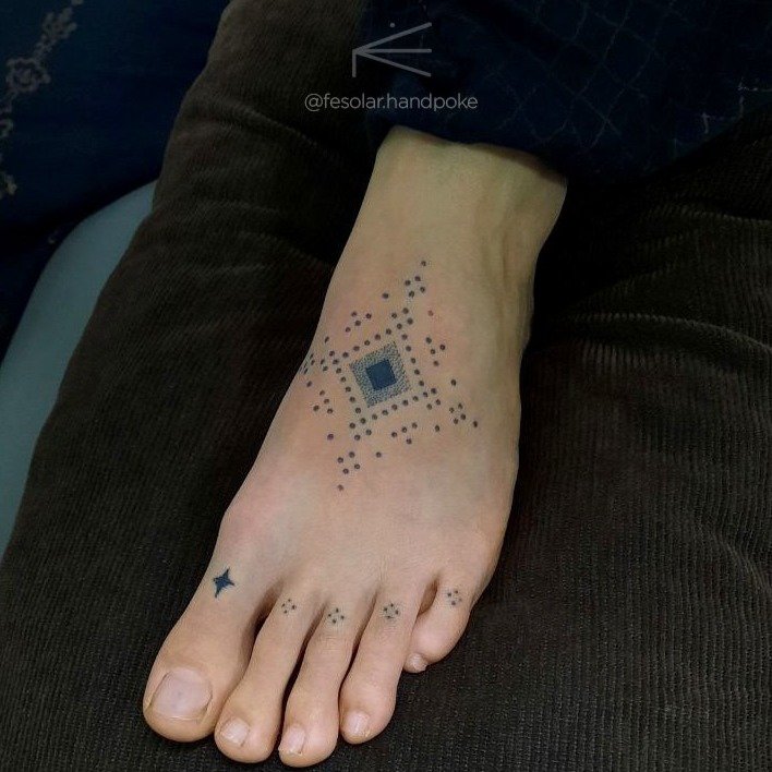 Tatuaje de Fede Solar Handpoke