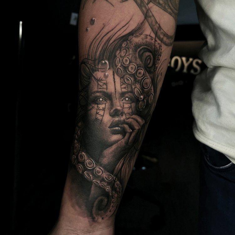 Tatuaje de Adrián Crow