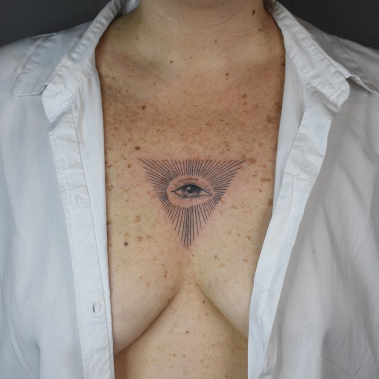 Tatuaje de Regina Tattoo