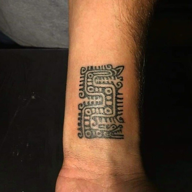 Tatuaje de Aima Hand Pöked