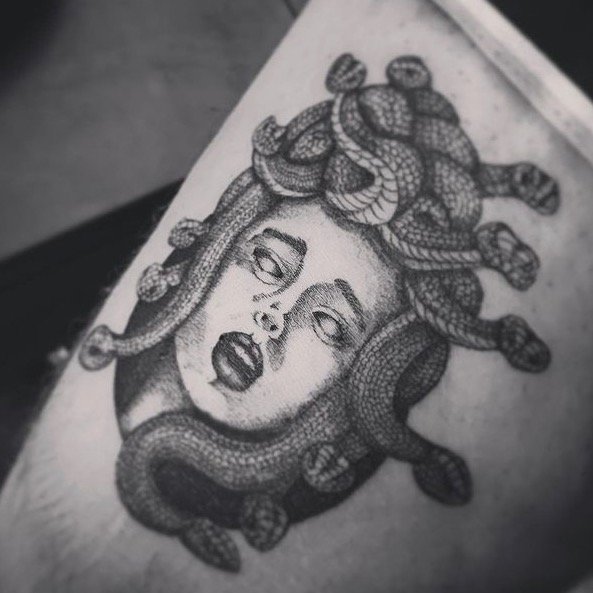 Tatuaje de HACHE TATTOO