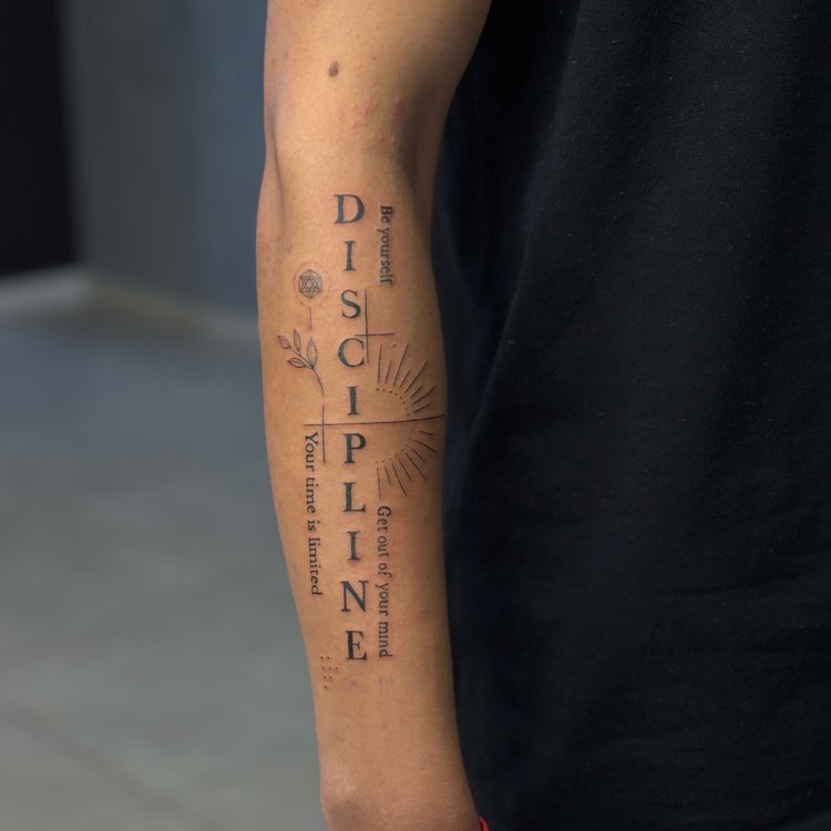 Tatuaje de Bad Ideas Social Clib