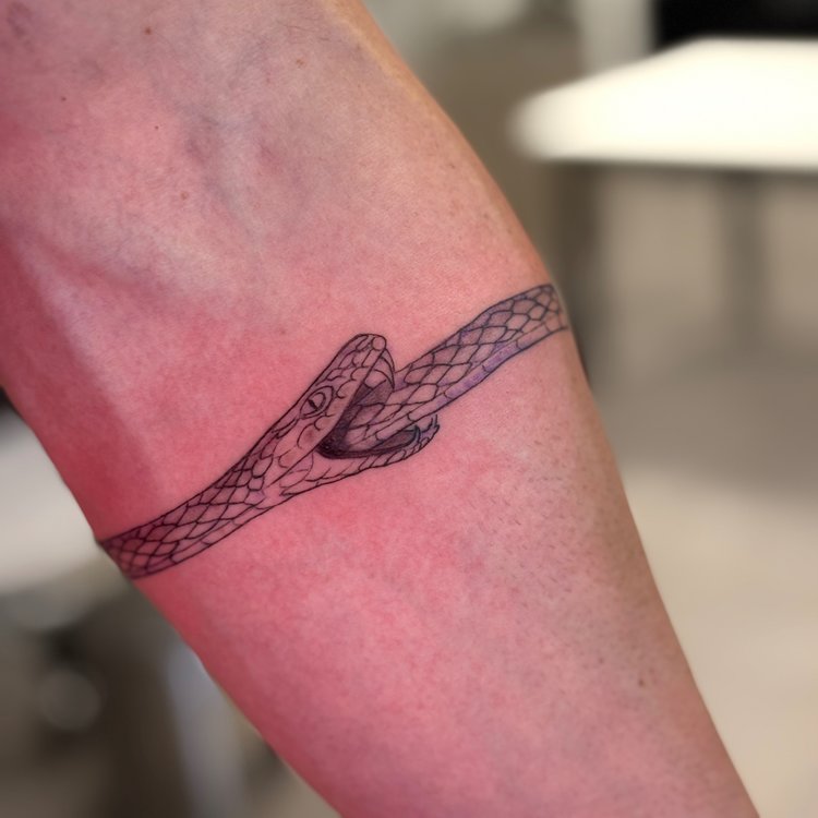 Tatuaje de Bad Ideas Social Clib