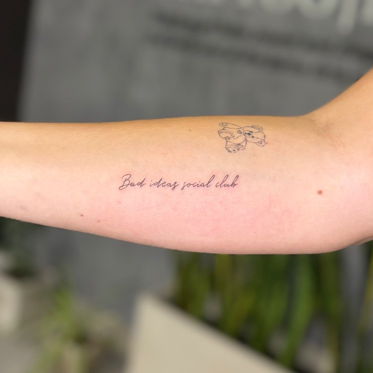 Tatuaje de Bad Ideas Social Clib